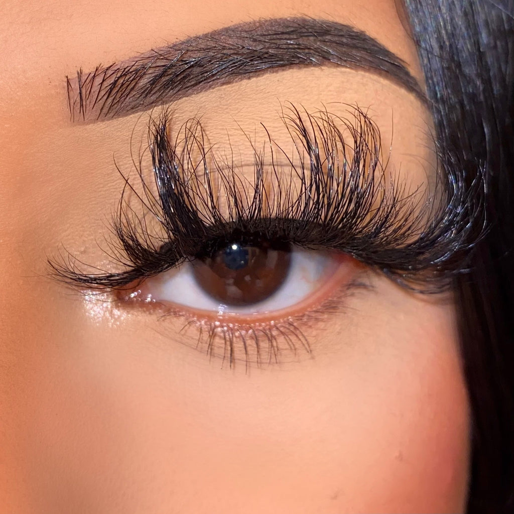 Lola – Premium Mink Flirty Glam Lash (25MM)