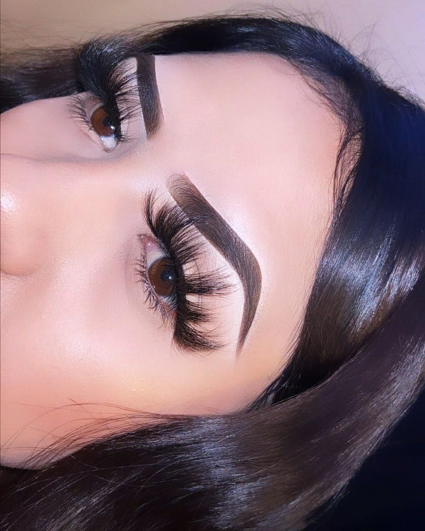 Lola – Premium Mink Flirty Glam Lash (25MM)