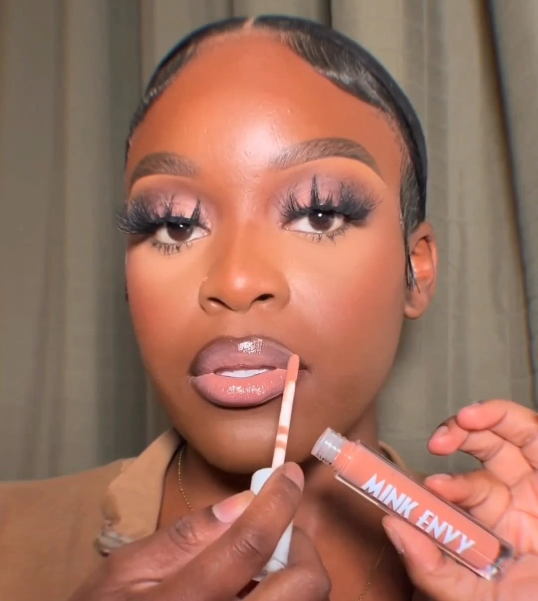 Naked Lip Gloss Lacquer